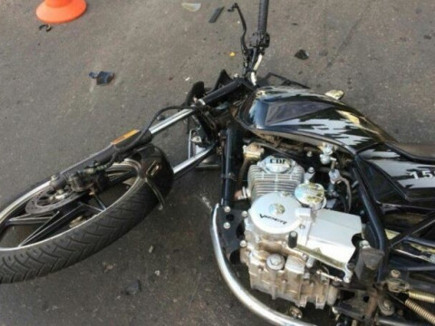 У Броварах мотоцикліст залишив тяжко пораненого пасажира та втік з місця ДТП