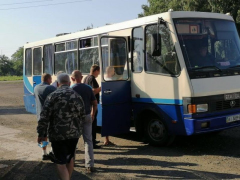 На Бориспільщині людей доставляють до центрів масової вакцинації на шкільних автобусах