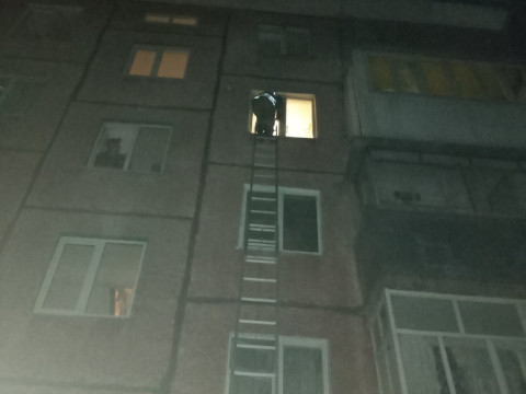 У Фастові посеред ночі рятувальники визволяли літню жінку з зачиненої квартири