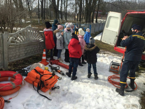 У Ставищенській ОТГ рятувальники вчили дітей гасити пожежу