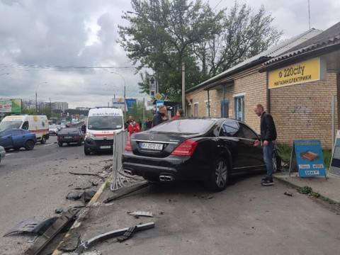 Автотроща в Романівці: на шаленій швидкості зіткнулися Mercedes та Opel (ВІДЕО)