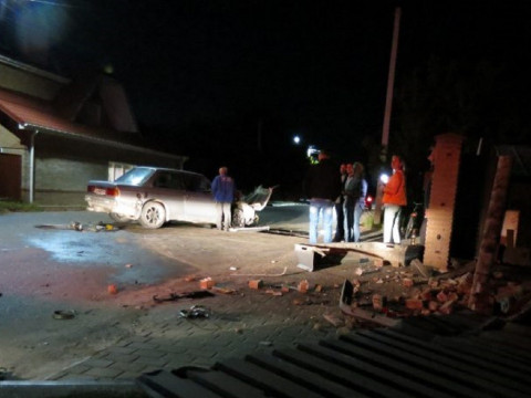 У Броварах невідомі на авто розтрощили паркан та втекли з місця ДТП (ФОТО, ВІДЕО)