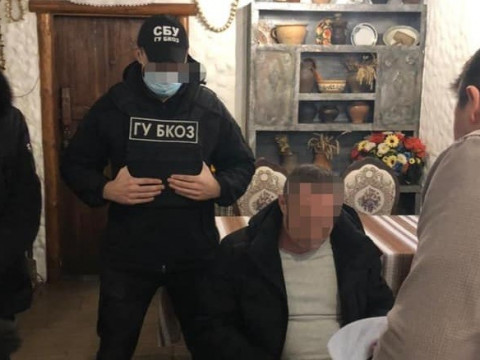 На Київщині затримали посадовця, який пропонував хабаря прокурору