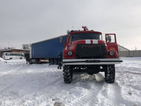 Снігові замети, затори та ожеледиця: у ДСНС показали, в яких умовах доводиться працювати рятувальникам (ВІДЕО)