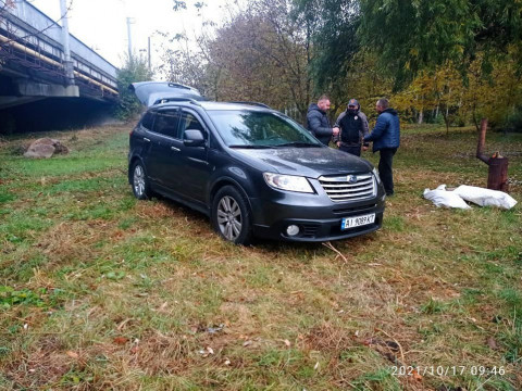 У Білій Церкві молодики на Subaru попри заборону заїхали до рекреаційної зони