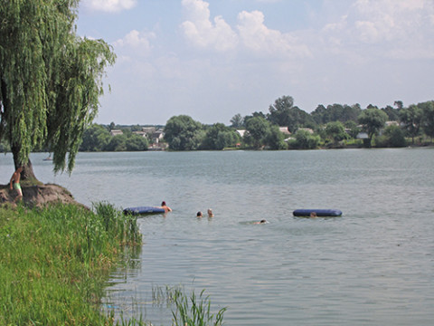 На озері в Баришівці втонула людина