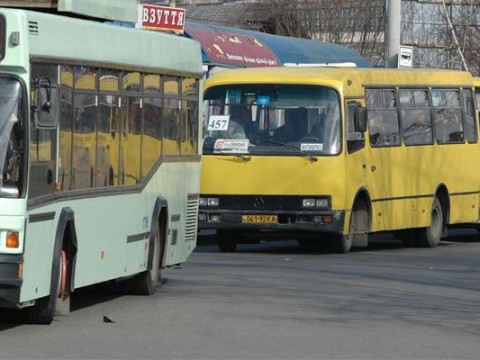 Під Києвом водій викинув з маршрутки підлітка (ВІДЕО)