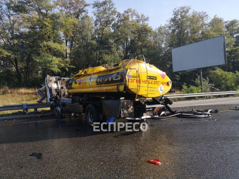 У Києво-Святошинському районі перекинулася цистерна з пальним