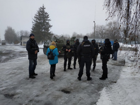 У селі поблизу Білої Церкви спецназ на БТРі штурмував підприємство (ФОТО)