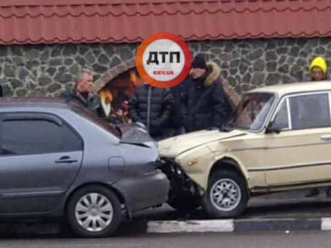 У Бородянці скажений "Жигуль" врізався в припаркований Mitsubishi