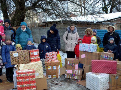 До Білої Церкви німецькі благодійники привезли більше тисячі подарунків (ФОТО) 