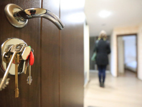 Рейдерство у Вишгороді: жінку з сім’єю намагалися виселити з квартири колектори (ВІДЕО)