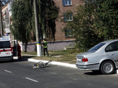 У Переяслав-Хмельницькому автомобіль BMW збив велосипедистку
