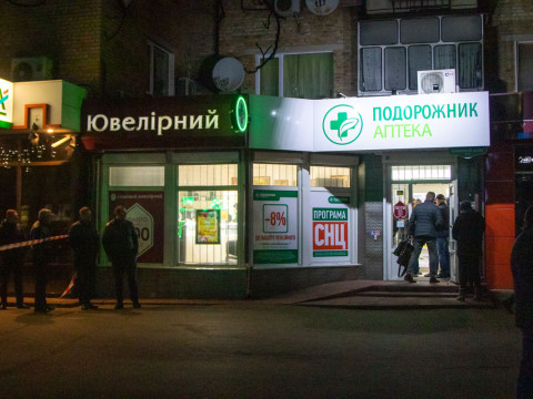 У Борисполі троє озброєних чоловіків пограбували ювелірний магазин (ФОТО)