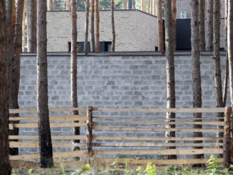 У Бучі Зіневич огородив капітальним парканом ліс