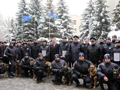 Поліцейських псів Київщини будуть возити на нових машинах