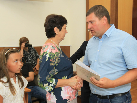 В Ірпені вдова загиблого на Донбасі офіцера отримала квартиру (ФОТО)