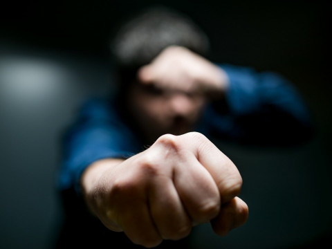 У Білій Церкві у кафе невідомий побив чоловіка та зірвав з його руки годинник 