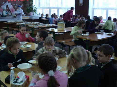 У Києво-Святошинському районі дітей годують помиями (ВІДЕО)