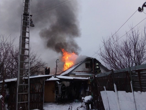 У Києво-Святошинському районі спалахнув будинок 