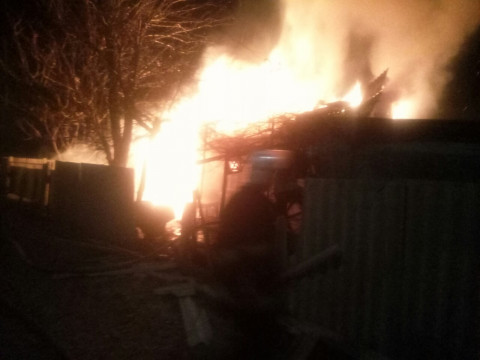 На Макарівщині рятувальники гасили пожежу, яка охопила будинок 