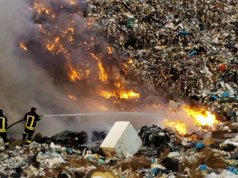 На Бориспільщині сталася масштабна пожежа на сміттєзвалищі 