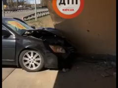 У Києво-Святошинському районі водійка врізалася в зупинку (ВІДЕО)