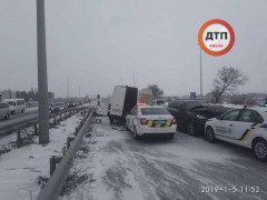 На трасі під Києвом через пішохода сталася потрійна ДТП за участі поліцейського автомобіля