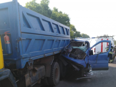 На трасі під Києвом маршрутка врізалася в КАМАЗ: вісім людей отримали травми (ФОТО)