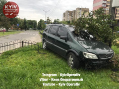 У Вишгороді п'яний чоловік мало не збив жінку, коли їхав за "добавкою" (ФОТО, ВІДЕО)