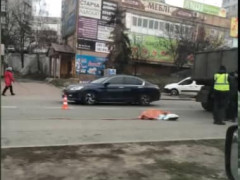 У Васильківському районі вантажівка насмерть збила пішохода
