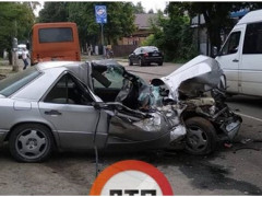 Смертельна ДТП на Київщині: автомобіль на великій швидкості врізався у маршрутку (ФОТО)