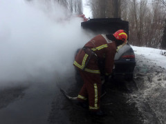 Під Васильковом рятувальники гасили палаючий автомобіль 