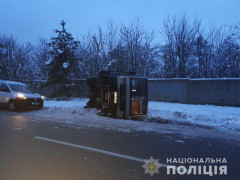 Під Києвом перевернулася маршрутка 