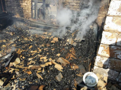 Під Києвом пожежники винесли з палаючого будинку тіло чоловіка 