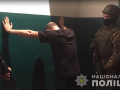 На Київщині поліцейські влаштували підпільні розваги для підсудних (ВІДЕО)