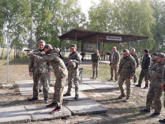 Працівники Бориспільської РДА озброїлися автоматами (ФОТО)