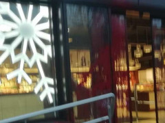 У Борисполі невідомі облили фарбою магазин "Roshen"