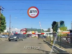 У Тарасівці на залізничному переїзді між двох шлагбаумів мало не застрягла машина (ФОТО)