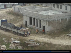 Скандал у Петропавлівській Борщагівці: забудовник розбирає недобудований дитсадок по цеглинах (ВІДЕО)