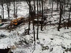 У Бучі на арештованій земельній ділянці розпочали забивати палі під майбутній фундамент