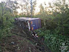 Заснув за кермом: У Васильківському районі вантажівка злетіла в кювет 