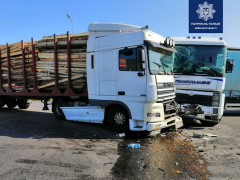 У Бориспільському районі на перехресті не розминулись дві вантажівки (ФОТО)