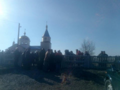 В Іванківському районі священик РПЦ привіз масовку до церкви, звідки його прогнала громада (ФОТО)