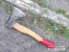 У Василькові чоловік з сокирою накинувся на поліцейського 