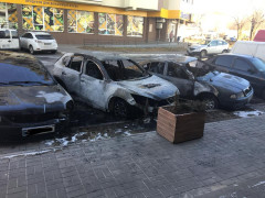 У Вишгороді під багатоповерхівкою згоріло три автомобілі (ФОТО)