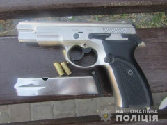 У Вишгороді поліція вилучила у перехожого пістолет