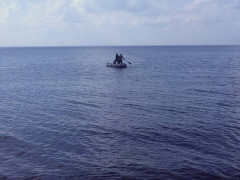 На Київському водосховищі врятували "матрацного плавця"