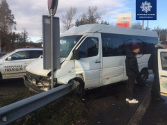 У Васильківському районі легковий автомобіль протаранив маршрутку 