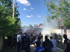 Будинок Льовочкіна в Козині пікетують через скандальний концерт до Дня Перемоги